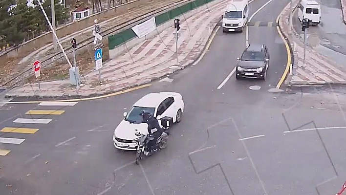 Otomobil İle Motosikletin  Çarpışma anı Güvenlik Kamerasında