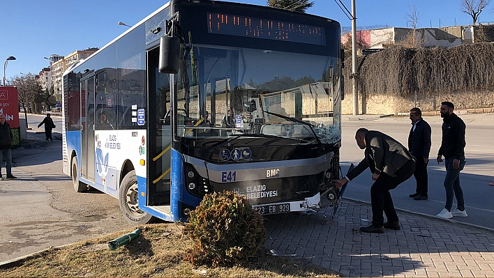 Elazığ'da otomobil ile otobüs çarpıştı