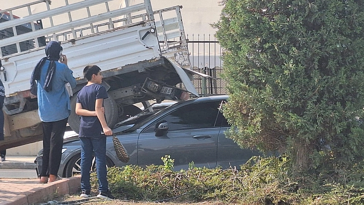Elazığ'da otomobil pikabın altına girdi: 1 yaralı