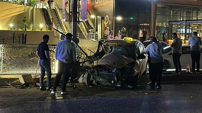 Elazığ'da otomobil refüjdeki bariyerlere çarptı