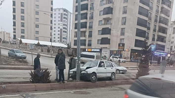 Elazığ'da otomobil refüje çarptı