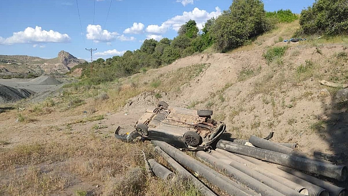 Elazığ'da Otomobil Şarampole Yuvarlandı