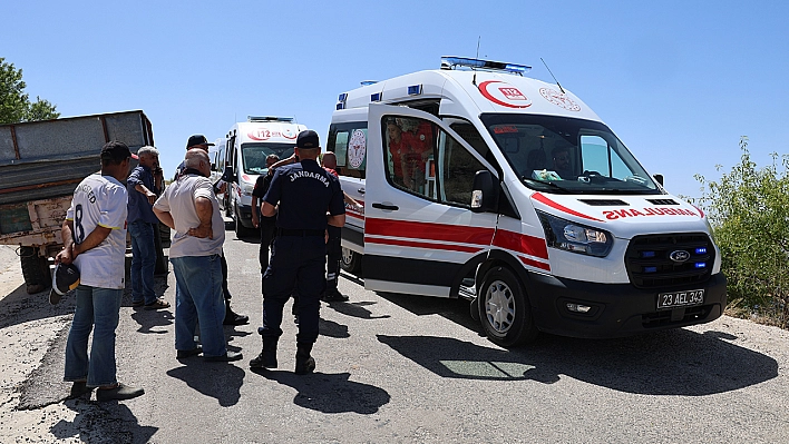 Elazığ'da Otomobil Şarampole Yuvarlandı