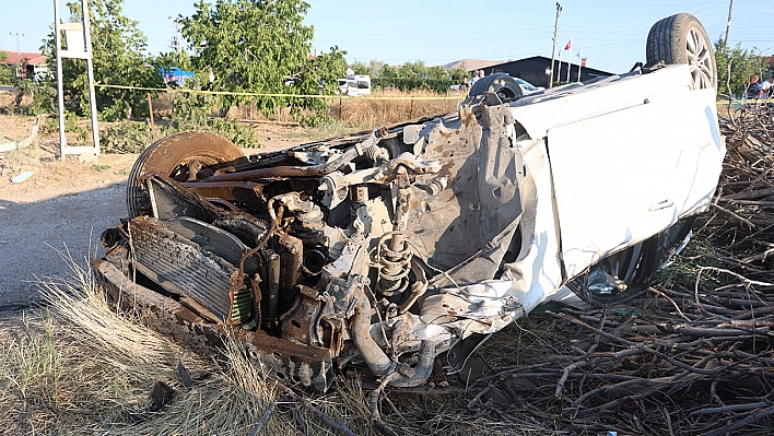 Elazığ'da Otomobil Tarlaya Uçtu