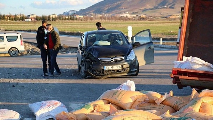 Elazığ'da otomobil traktöre çarptı: 4 yaralı