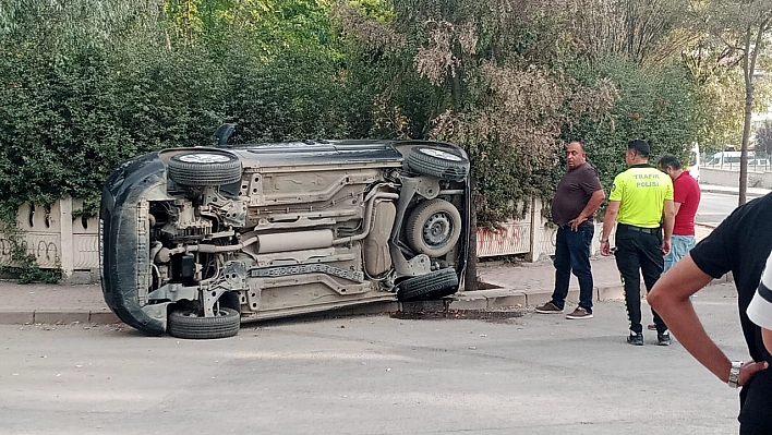 Elazığ'da otomobil yan devrildi