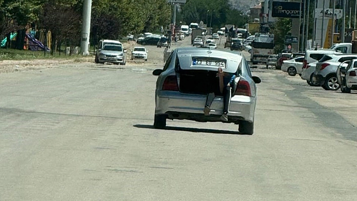 Elazığ'da Otomobilin Bagajında Tehlikeli Yolculuk