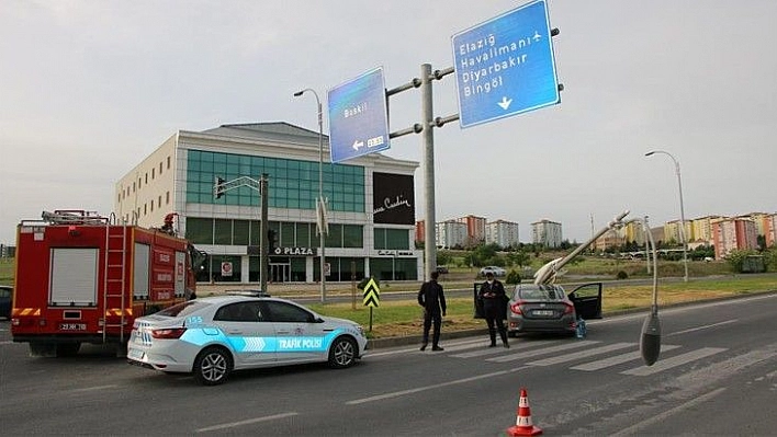 Elazığ'da otomobilin, çarptığı direk devrildi:1 yaralı