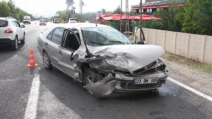 Elazığ'da otomobilin çarptığı motosiklet sürücüsü ağır yaralandı