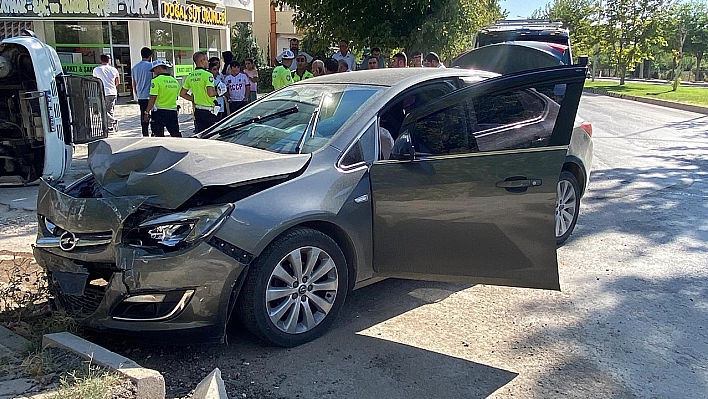 Elazığ'da otomobille çarpışan minibüs yan yattı