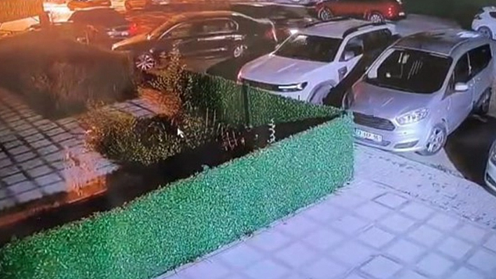 Elazığ'da park halindeki otomobile çarpıp kaçtı