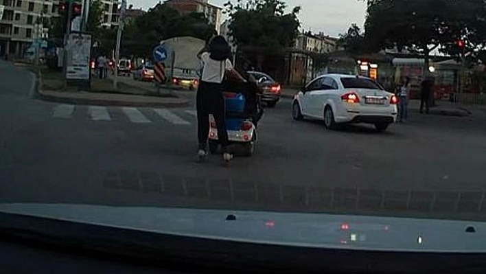 Elazığ'da patenli kızın tehlikeli yolculuğu