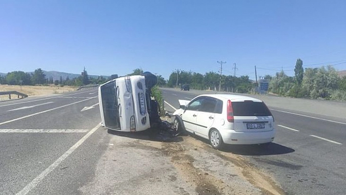 Elazığ'da pikap ile kamyonet çarpıştı: 1 yaralı