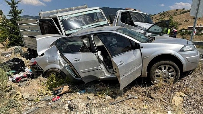 Elazığ'da pikap ile otomobil çarpıştı: 4 yaralı