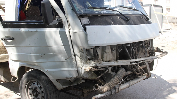 Elazığ'da Pikap ile Otomobil Çarpıştı: 4 Yaralı