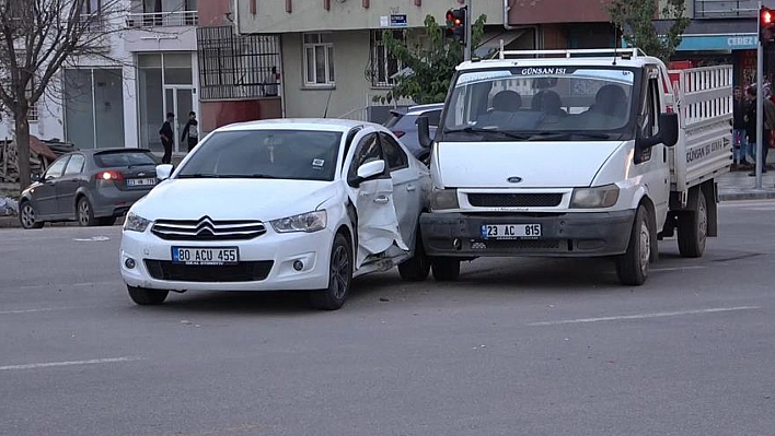 Elazığ'da Pikap İle Otomobil Çarpıştı: 4 Yaralı!