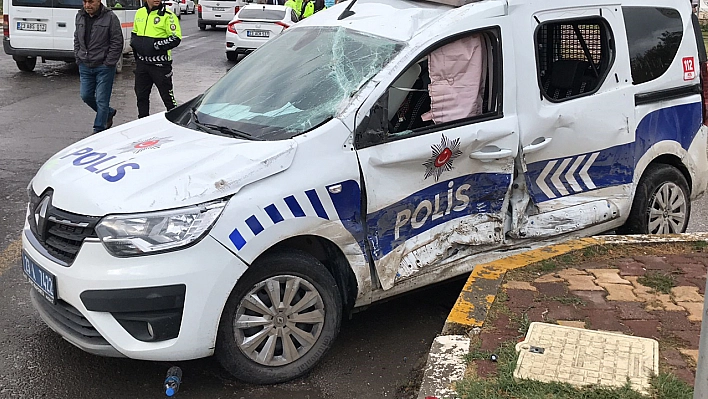 Elazığ'da Polis Aracı İle Otomobil Çarpıştı Yaralı Polisler Var