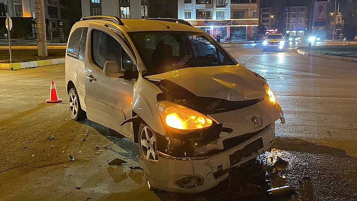 Elazığ'da polis aracı kaza yaptı çok sayıda yaralı var!