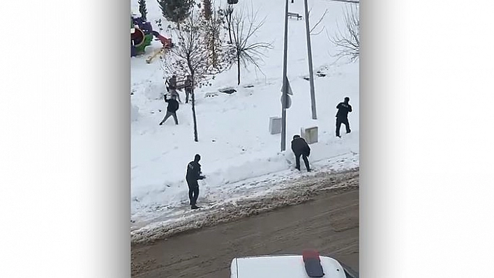 Elazığ'da Polis Çocuklarla Kar Topu Oynadı