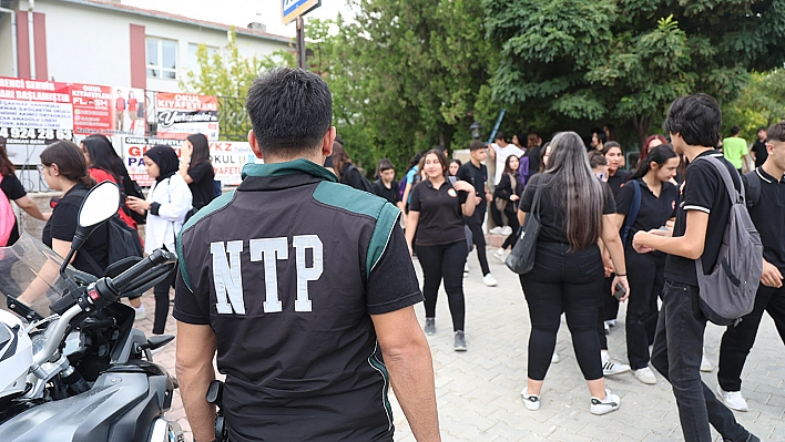 Elazığ'da polis ekipleri okul önlerinde göz açtırmıyor