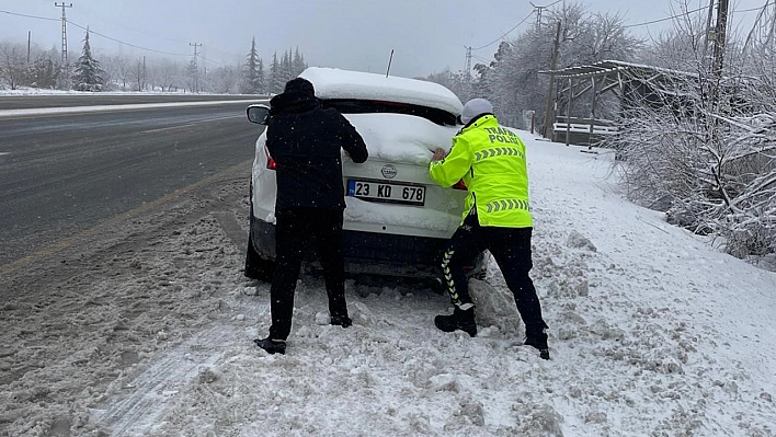 Elazığ'da polis yolda kalan vatandaşların yardımına yetişti