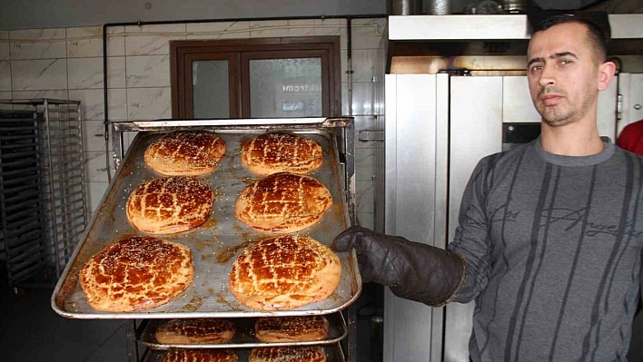 Elazığ'da Ramazan ayıyla birlikte 'nohut ekmek' tezgahtaki yerini aldı