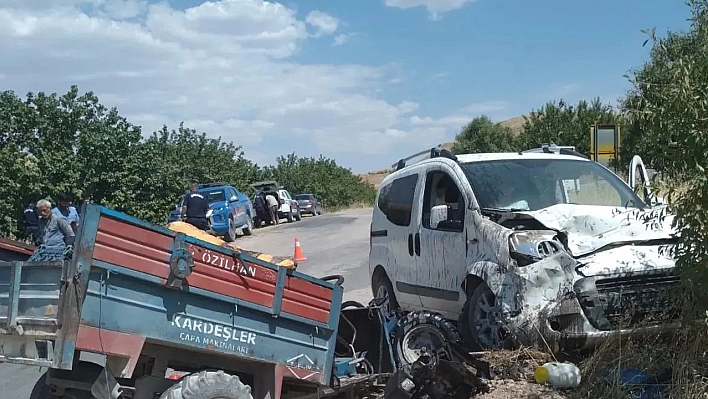 Elazığ'da Römorklu Çapa Makinesi İle Hafif Ticari Araç Çarpıştı