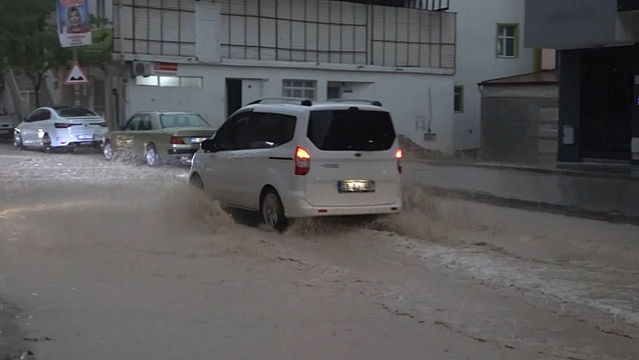 Elazığ'da sağanak etkili oldu, yollar göle döndü