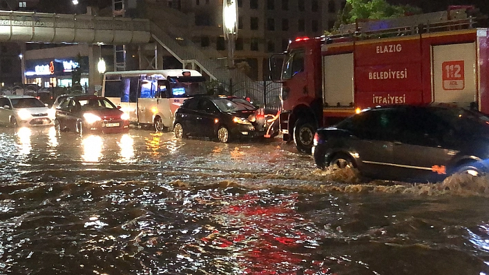 Elazığ'da sağanak yağışta yolda kalan araçları itfaiye kurtardı