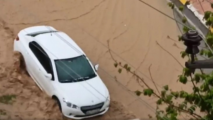 Elazığ'da Sağanak Yağmur Hayatı Felç Etti