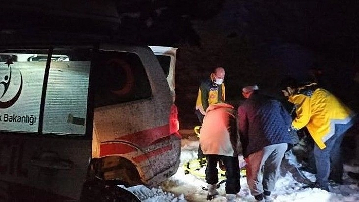 Elazığ'da sağlık görevlileri her şartta yardıma koşuyor