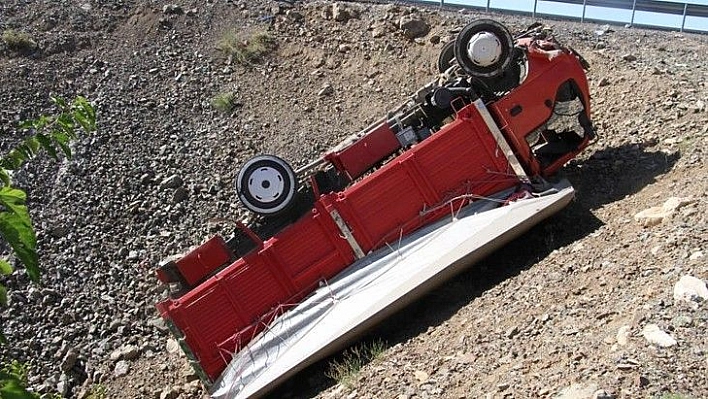 Elazığ'da şarampole uçan kamyonet ters döndü: 1 yaralı