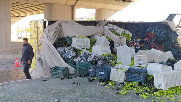 Elazığ'da Sebze Yüklü Kamyon Devrildi: 3 Yaralı