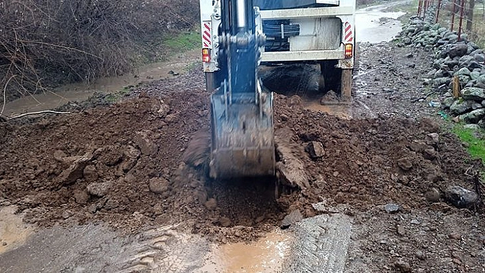 Elazığ'da Sel Suları Altında Kalan Köprü Ulaşıma Kapatıldı