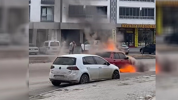 Elazığ'da seyir halinde giden otomobil alev aldı