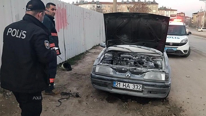 Elazığ'da seyir halindeki araç alev aldı, diğer sürücüler müdahale etti