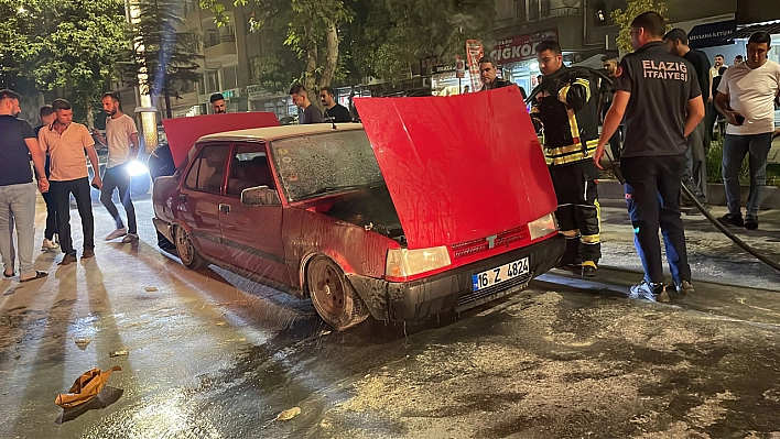 Elazığ'da Seyir Halindeki Araç Alev Aldı