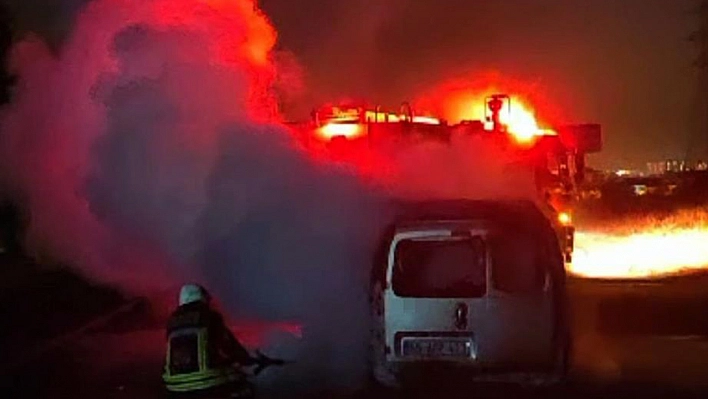 Elazığ'da seyir halindeki araç alev topuna döndü