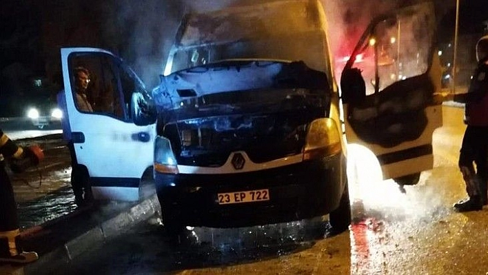 Elazığ'da seyir halindeki minibüs yandı