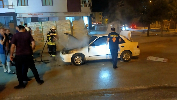 Elazığ'da seyir halindeki otomobil yandı