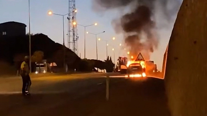 Elazığ'da seyir halindeki otomobil alev aldı