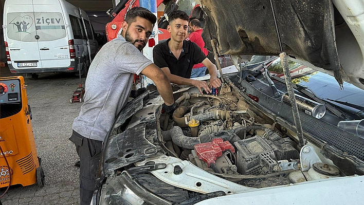Elazığ'da sıcak hava en çok onlara yaradı: Araç sahipleri saatlerce sıra bekliyor