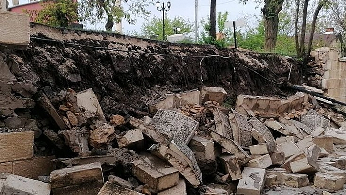 Elazığ'da Şiddetli Yağış Nedeniyle İstinat Duvarı Çöktü