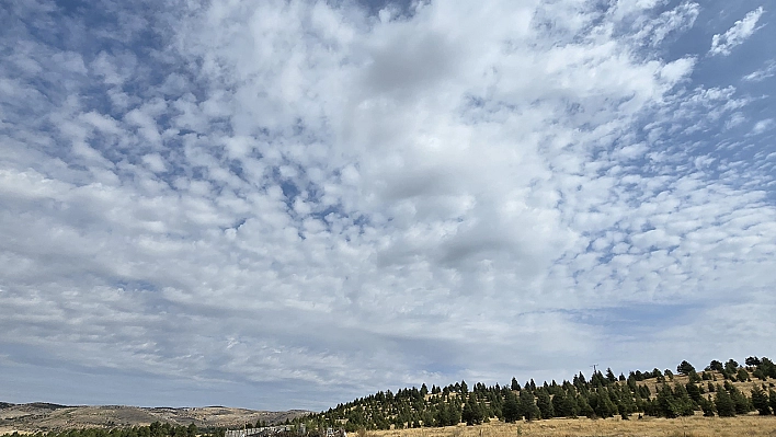 Elazığ'da 'sirrokümülüs' bulutları görsel şölen sundu