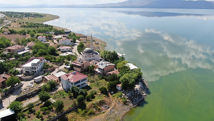 Elazığ'da suların yükselmesiyle yarımadaya dönüşen köy, eşsiz manzaraya büründü