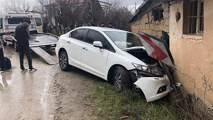 Elazığ'da Sürücüsünün Kontrolünden Çıkan Araç, Evin Duvarına Çarptı