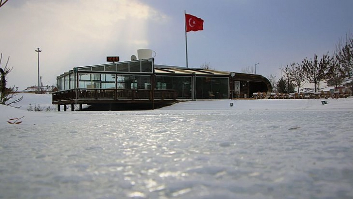 Elazığ'da Süs Havuzları Dondu, Ortaya Kartpostallık Görüntüler Çıktı