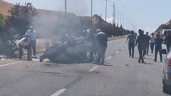 Elazığ'da Takla Atan Araç Kağıt Gibi Oldu!