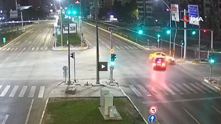 Elazığ'da taksiyle otomobilin çarpıştığı kaza kameralara yansıdı