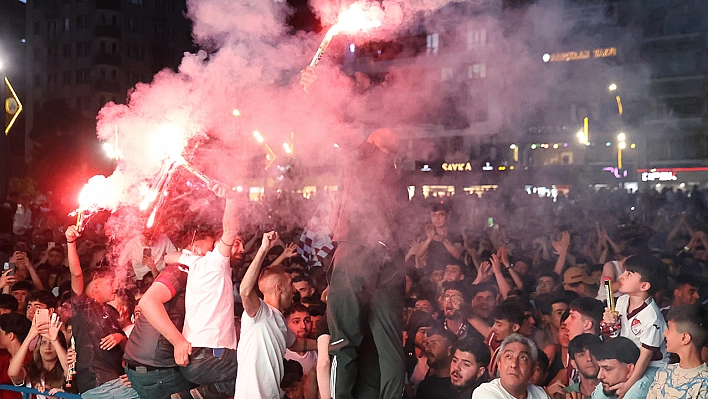 Elazığ'da Taraftarlar Elazığspor maçı için dev ekran başına geçti